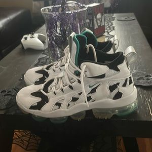 Nine air men’s sz 7.5 woman’s 9